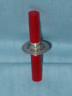 Válvula Eletrônica de transmissão super-miniatura 5675. Fabricada pela RCA.